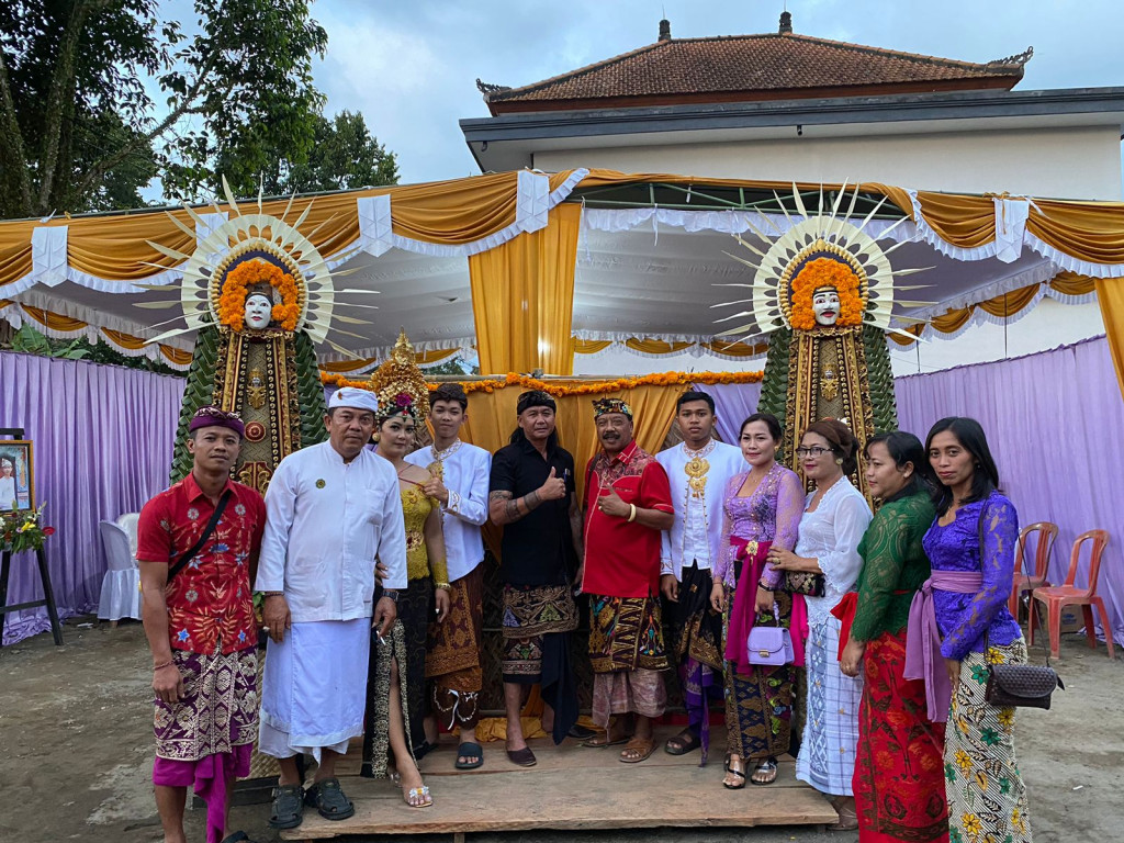 Perbekel Petang Menghadiri Undangan Prawartaka Karya Piodalan Mapulasari dan Mepandes atau Potong Gigi di Rumah I Ketut Sutena Br.Petang Suci